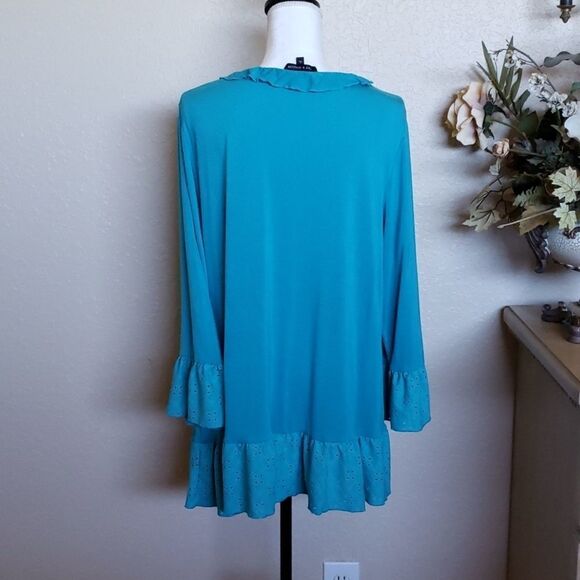 TINT & SHADOW Eyelet Trim Peasant Top - Picture 13 of 13